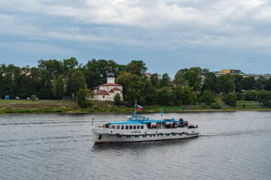 Pskov, Rusya - 22 Ağustos 2020: Velikaya nehri üzerindeki eğlence teknesi St. Clement Kilisesi (XVI yüzyılın başlangıcı), Pskov, Velikaya seti
