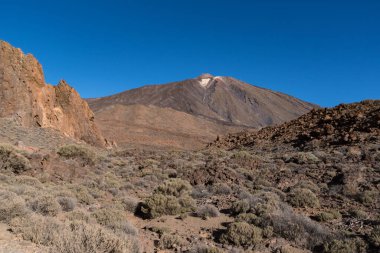 Benzersiz kaya oluşumunun görüntüsü Roques de Garcia Pico del Teide volkanının ünlü zirvesi gündoğumunda, Teide Ulusal Parkı, Tenerife, Kanarya Adaları, İspanya