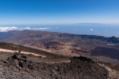 Volkan Caldera Teide Las Canadas 'ın katı lav ve Montana Blanca Dağı manzarası. Teide Ulusal Parkı, Tenerife, Kanarya Adaları, İspanya.