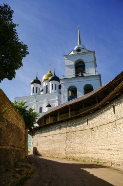 Ortaçağ Pskov Kremlin 'in Trinity kulesinde kale duvarı ve zahab. Pskov, Rusya