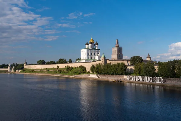 Brzeg Rzeki Velikaya Instalacja Rosja Zaczyna Się Tutaj Rano Kreml — Zdjęcie stockowe