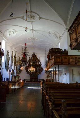 Kopenhag, Danimarka - 30 Nisan 2011: Holmens Kilisesi 'nin (Danimarkaca: Holmens Kirke) iç görünümü 350 yıllık eksiksiz bir Rönesans iç yapısı ile.