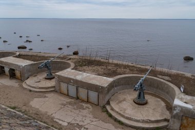 Kronstadt, Rusya - 10 Mayıs 2021: Kronstadt Reef Kalesi tahkimatları. Kotlin adasının batı yakası..