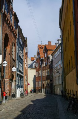 Kopenhag, Danimarka - 2 Mayıs 2011: Kopenhag 'ın eski tarihi merkezinde renkli binaları olan ünlü dar cadde.