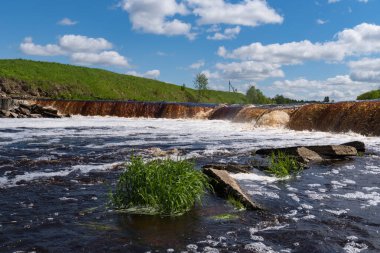 Tosno Nehri 'ndeki şelale. Akıntılı ve taşlı kıyıları var. Sablino. Leningrad bölgesi. Rusya.