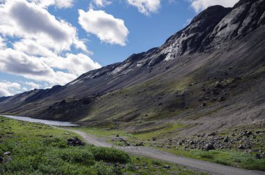 Kukisvumchorr geçidinde Dlinnoye Gölü. Kuzey Kutup Dairesi üzerindeki Hibiny Dağları, Kola Yarımadası, Rusya