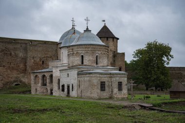 Antik Aziz Niklas Kilisesi ve 1492 'de inşa edilen Ivangorod Kalesi topraklarında Tanrı' nın Annesi Dormition Kilisesi. Ivangorod, Rusya