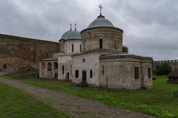 1492年に建てられたイヴァンゴロド要塞の領土に聖ニコラス教会と神の母の寮の古代教会 イヴァンゴードロシア — ストック写真