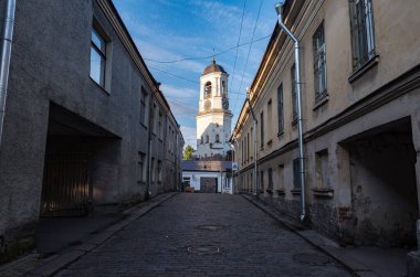 Vyborg, Rusya - 29 Ağustos 2021: Vyborg Saat Kulesi. Sovyet-Fin savaşı sırasında yok edilen Vyborg Katedrali 'nin çan kulesi.