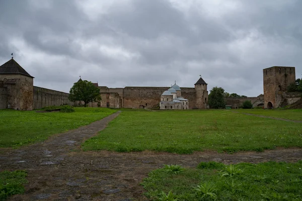 Pátio Fortaleza Ivangorod Vista Para Igrejas São Nicolau Dormição Mãe — Fotografia de Stock