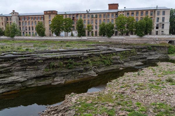 俄罗斯纳尔瓦河上的瀑布 靠近前历史上著名的亚麻克斯男爵工厂Stieglitz Ivangorod — 图库照片