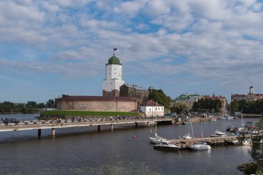 Vyborg, Rusya - 28 Ağustos 2021: Vyborg Kalesi ve St. Olaf Kulesi. Yaz sezonu. Rusya 'nın Avrupa bölümü.