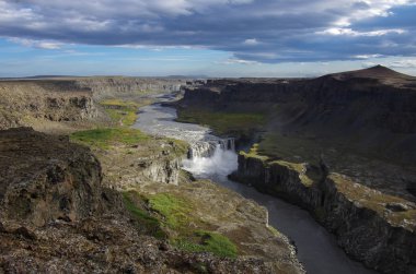 Nehir ve şelale Kanyonu üzerinde Hafragilsfoss İzlanda'görüntüleyin.