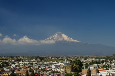 Puebla, Meksika'nın kasabada Popocatepetl volkan çok yüksek
