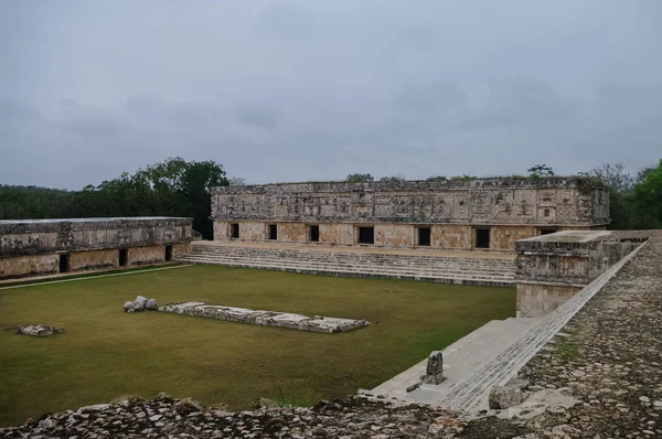 L'area archeologica Uxmal, le rovine del palazzo . — Foto Stock