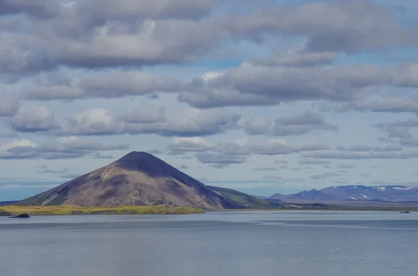 Valcano όρος και τη λίμνη Myvatn χειμερινό τοπίο, Ισλανδία — Φωτογραφία Αρχείου