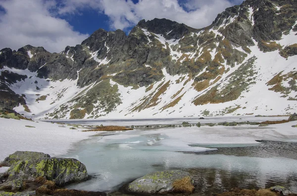 Lago ghiacciato nelle montagne degli Alti Tatra, Slovacchia — Foto Stock