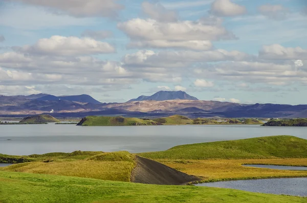 Pseudocraters ve valcano Dağı. Lake Myvatn, İzlanda manzara yaz