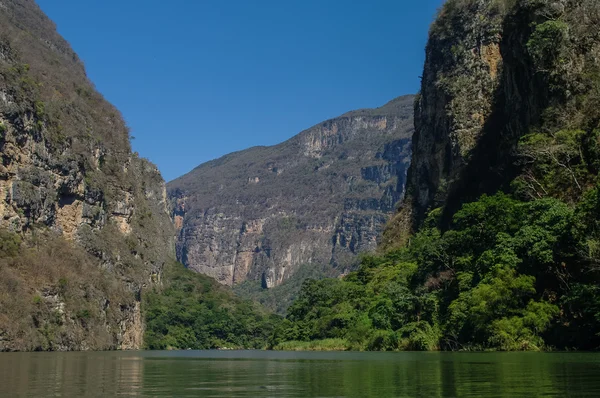 Dentro del Cañón Sumidero cerca de Tuxtla Gutiérrez en Chiapas, México — Foto de Stock