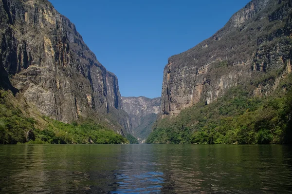 Wewnątrz kanionu sumidero w pobliżu tuxtla gutierrez w chiapas, Meksyk — Zdjęcie stockowe