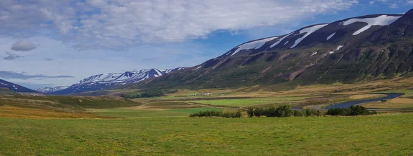 Panorama vallei van sneeuw bedekt bergen. Mooie zomerse land — Stockfoto