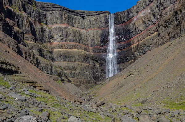 Hengifoss es la segunda cascada más alta de Islandia. La mayoría s — Foto de Stock