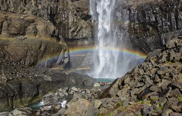 Hengifoss est la deuxième plus haute chute d'eau d'Islande. Le plus s — Photo