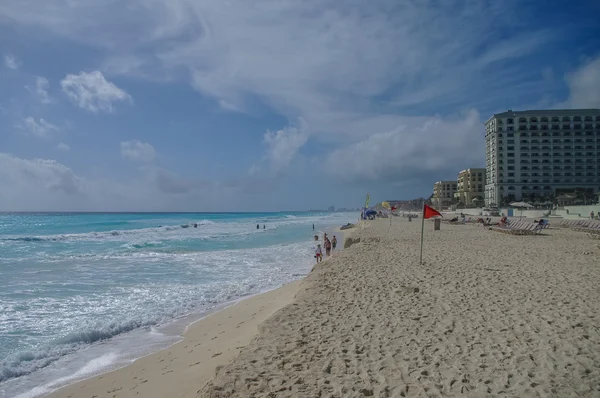 Bandera de tormenta en la playa. Olas en la costa del Mar Caribe — Foto de Stock