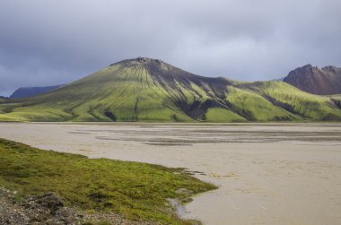 Göl ve yosun kaplı volkanik Dağları. Landmannalaugar. Icela