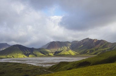 Göl ve yosun kaplı volkanik Dağları. Landmannalaugar. Icela