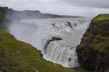Güzel ve ünlü Gullfoss şelale, altın çember rotasında 