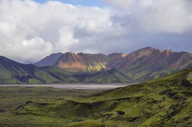 Göl ve yosun kaplı volkanik Dağları. Landmannalaugar. Icela