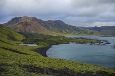 Göl ve yosun kaplı volkanik Dağları. Landmannalaugar. Icela