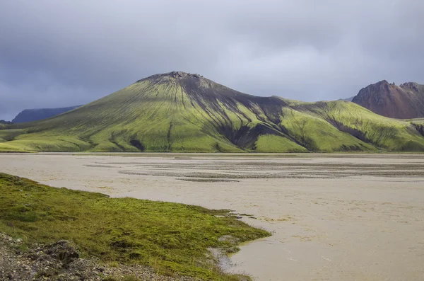 Tó és a moha borított vulkanikus hegyek. Landmannalaugar. Icela — Stock Fotó