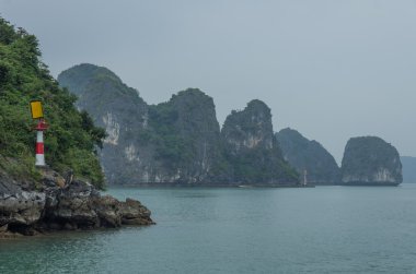 Güzel kireçtaşı dağ manzarası Ha Long Bay, Kuzey Vietnam.