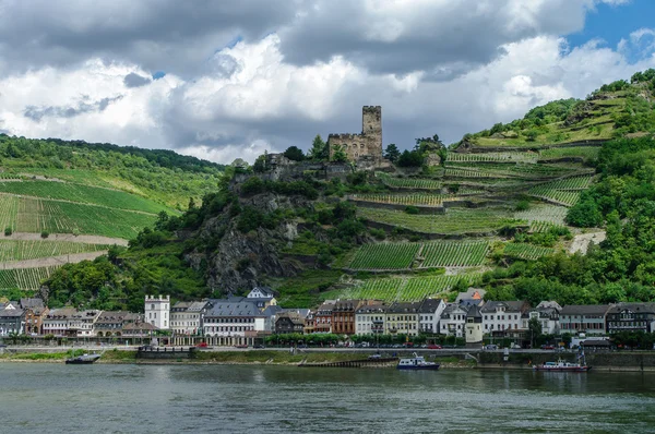 Romantisk Gutenfels medeltida slott på Kaub i berömda Rhen Royaltyfria Stockbilder