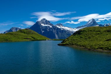 Dağlar Bachalpsee göl güneşli gün görünümü.