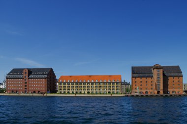 Copenhagen cityscape kanal ve setin içinde güneşli evler 