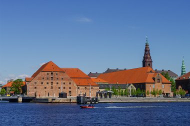 Copenhagen cityscape kanal ve setin içinde güneşli evler 