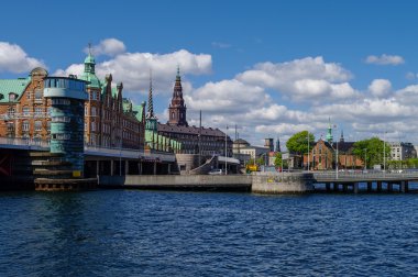 Copenhagen cityscape kanal ve setin içinde güneşli evler 