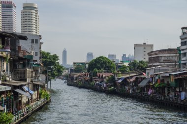 Bangkok, Tayland - 24 Temmuz 2010: House kanalı kıyısında.