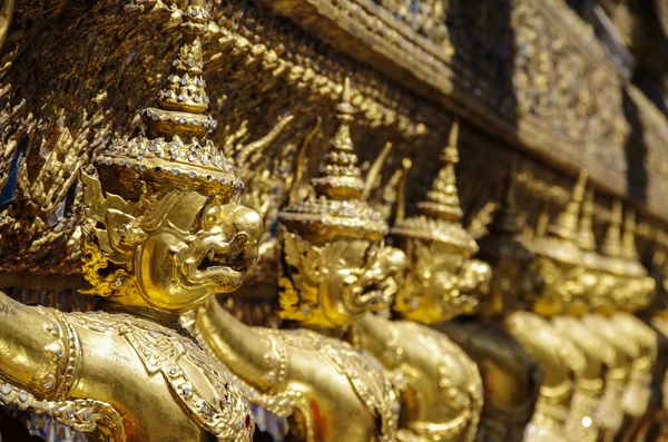 Gouden garuda van wat phra kaew in bangkok, thailand — Stockfoto