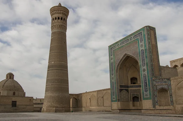 Bukhara, Uzbequistão - 29 de abril de 2015: Minarete e mesquita Kalon . — Fotografia de Stock