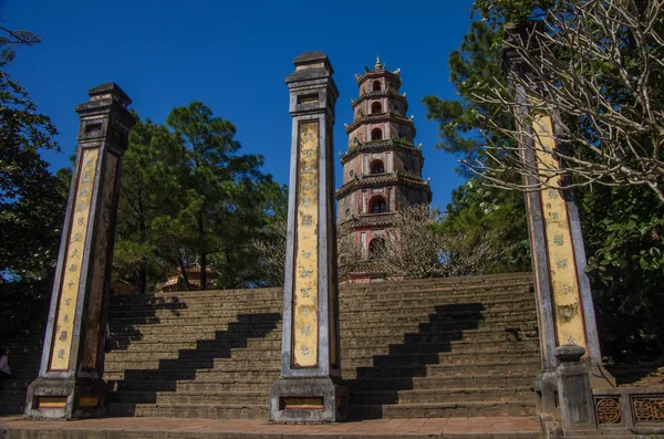 Hue, Vietnam-5 Ocak 2015: Thien Mu Pagoda. UNESCO Dünya Herita