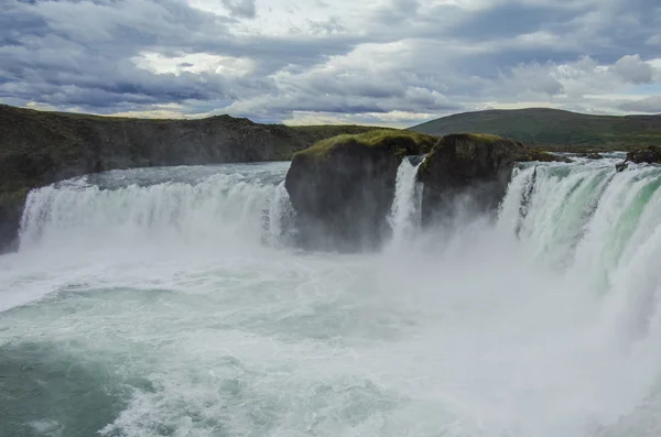 Godafoss é uma cachoeira islandesa muito bonita. Ele está localizado — Fotografia de Stock