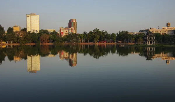 Lago HoanKiem, el pequeño lago en la parte antigua de Hano —  Fotos de Stock