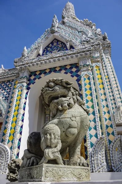 Oude leeuw sculptuur werken in Wat Prakeaw Morakoth, Bangkok Thailand — Stockfoto