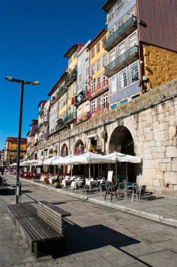 Porto, Portekiz Douro Nehri boyunca restoranları ile bir sokak