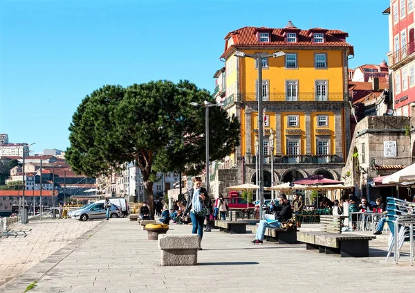 Porto, Portekiz Douro Nehri boyunca restoranları ile bir sokak