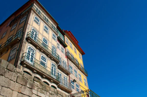 Porto, Portekiz güzel renkli evlerin dış cephe. 